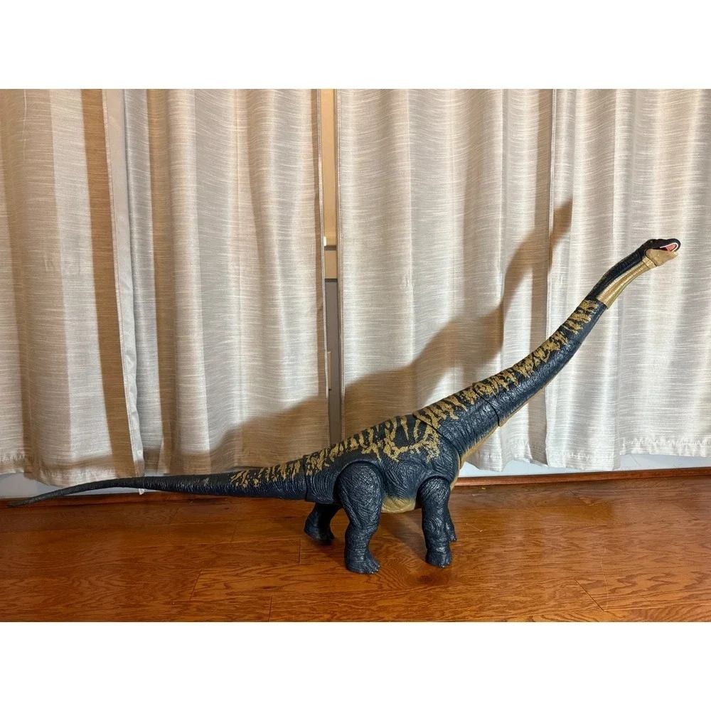 Jurassic World: Dominion Dreadnoughtus 5-Foot Long Poseable Dinosaur Figure